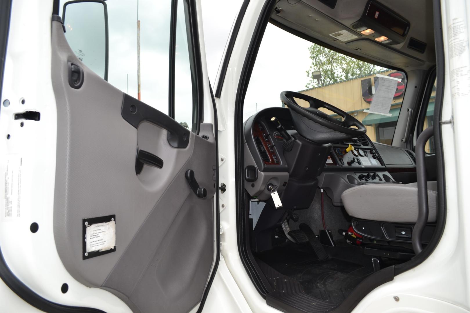 2019 WHITE /BLACK FREIGHTLINER M2-106 with an CUMMINS B6.7L 260HP engine, ALLISON 2200RDS AUTOMATIC transmission, located at 9172 North Fwy, Houston, TX, 77037, (713) 910-6868, 29.887470, -95.411903 - Photo#16